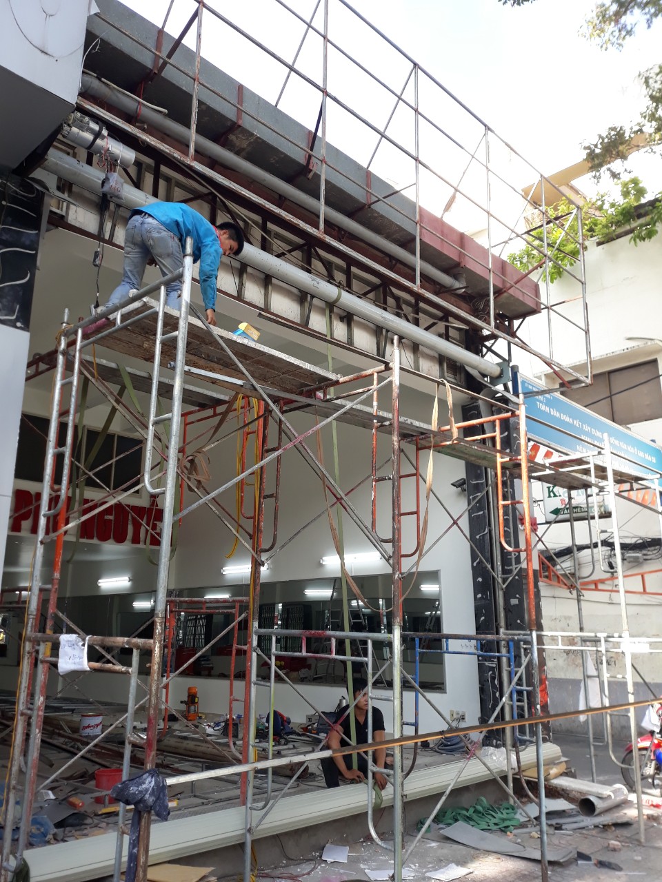  Cửa cuốn Tân Bình lắp đặt, sửa cửa cuốn giá rẻ, uy tín và chất lượng 